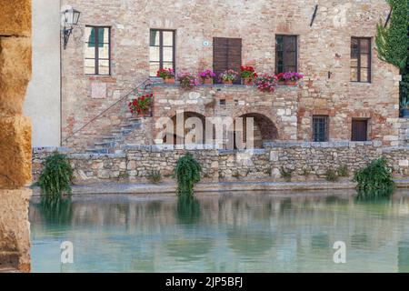 Thermalbäder und Gästezimmer in Bagno Vignoni, Toskana, Italien Stockfoto