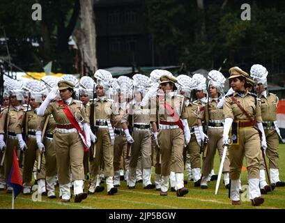 Srinagar, Indien. 16. August 2022. SRINAGAR, INDIEN - 15. AUGUST: Die Polizei von Jammu und Kaschmir marschieren während der Feierlichkeiten zum Unabhängigkeitstag 75. im Sher-i-Kashmir Cricket Stadium am 15. August 2022 in Srinagar, Indien. (Foto von Waseem Andrabi/Hindustan Times/Sipa USA ) Quelle: SIPA USA/Alamy Live News Stockfoto