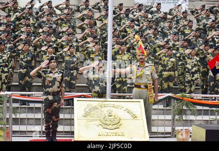 Amritsar, Indien. 16. August 2022. AMRITSAR, INDIEN - 15. AUGUST: Die indische Grenzschutztruppe (BSF) GRÄBT SANJAY Gaur bei den Feierlichkeiten zum Unabhängigkeitstag 76. an der Grenze zu Attari Wagah am 15. August 2022 in Amritsar, Indien, DIE Nationalflagge. (Foto von Sameer Sehgal/Hindustan Times/Sipa USA ) Quelle: SIPA USA/Alamy Live News Stockfoto