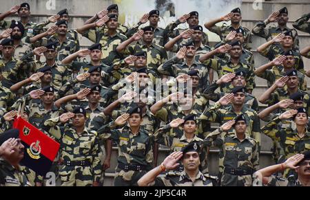 Amritsar, Indien. 16. August 2022. AMRITSAR, INDIEN - 15. AUGUST: Indische Grenzschutztruppe (BSF) Jawans während der Feierlichkeiten zum Unabhängigkeitstag 76. an der Grenze zu Attari Wagah, am 15. August 2022 in Amritsar, Indien. (Foto von Sameer Sehgal/Hindustan Times/Sipa USA ) Quelle: SIPA USA/Alamy Live News Stockfoto