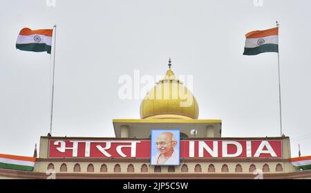 Amritsar, Indien. 16. August 2022. AMRITSAR, INDIEN - 15. AUGUST: Indische Flaggen wurden anlässlich der Feierlichkeiten zum Unabhängigkeitstag 76. an der Grenze zu Attari Wagah am 15. August 2022 in Amritsar, Indien, gehisst. (Foto von Sameer Sehgal/Hindustan Times/Sipa USA ) Quelle: SIPA USA/Alamy Live News Stockfoto