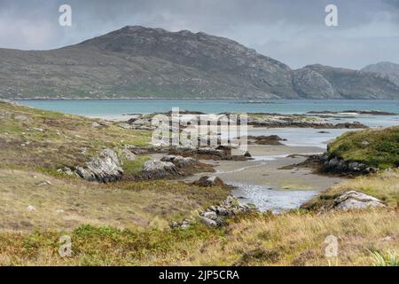 Die Hügel von South Uist, von Taobh A' Chaolais aus gesehen, angrenzend an den Damm zur Isle of Eriskay. Ròineabhal ist einer der abgebildeten Hügel. Stockfoto