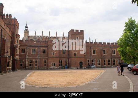 Eton, Windsor, Britannien. 15.. August 2022. Wie in vielen Teilen Großbritanniens fordern die Hitzewelle und die Dürre ihren Tribut auf dem Gelände der öffentlichen Schule, dem Eton College. Für die kommenden Wochen wird dringend benötigter Regen prognostiziert, und der Südosten befindet sich nun offiziell in einer Dürre. Quelle: Maureen McLean/Alamy Live News Stockfoto