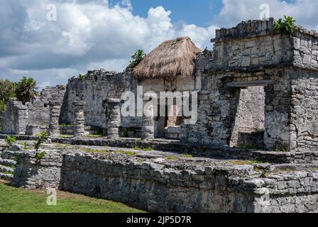 Uralte Maya-Ruinen in der Archäologischen Zone von Tulum in Tulum, Quintana Roo, Mexiko. Stockfoto