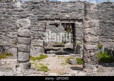 Uralte Maya-Ruinen in der Archäologischen Zone von Tulum in Tulum, Quintana Roo, Mexiko. Stockfoto