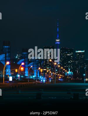 Eine vertikale Aufnahme von Toronto Lakeshore und Ontario Place bei Nacht Stockfoto