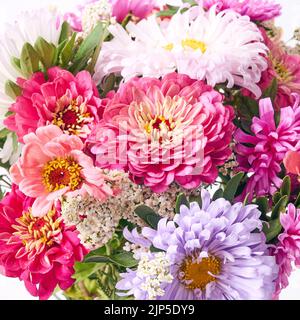 Ein Strauß von hellen Blumen auf einem hellen Hintergrund. Stockfoto