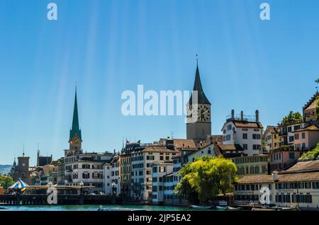 ZÜRICH, SCHWEIZ - 3. SEPTEMBER 2013: Blick auf die Zürcher Altstadt am Ufer der Limmat Stockfoto