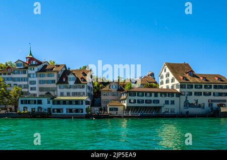 ZÜRICH, SCHWEIZ - 3. SEPTEMBER 2013: Blick auf die Zürcher Altstadt am Ufer der Limmat Stockfoto