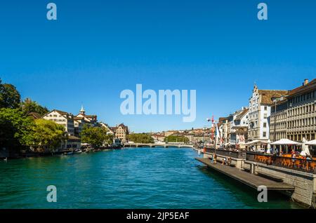 ZÜRICH, SCHWEIZ - 3. SEPTEMBER 2013: Blick auf die Zürcher Altstadt am Ufer der Limmat Stockfoto