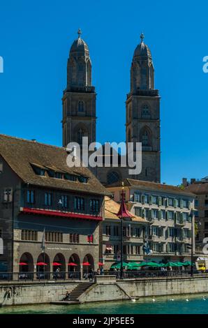 ZÜRICH, SCHWEIZ - 3. SEPTEMBER 2013: Blick auf die Zürcher Altstadt am Ufer der Limmat Stockfoto