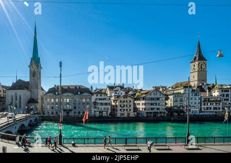 ZÜRICH, SCHWEIZ - 3. SEPTEMBER 2013: Blick auf die Zürcher Altstadt am Ufer der Limmat Stockfoto