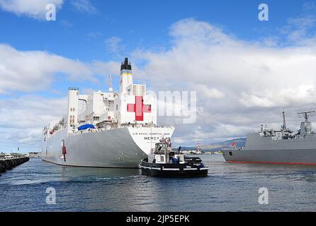 Das Krankenhausschiff USNS Mercy (T-AH 19) kommt am 25. Juni 2014 in der Joint Base Pearl Harbor-Hickam, Hawaii, in Vorbereitung auf die Übung Rim of the Pacific (RIMPAC) 2014 140625 an Stockfoto