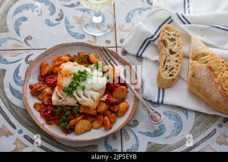 Spanisches Gericht aus Kabeljau mit Butterbohnen, Tomaten und Chorizo Stockfoto
