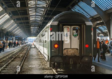 ZÜRICH, SCHWEIZ - 3. SEPTEMBER 2013: Züge am Bahnhof Zürich, Schweiz Stockfoto