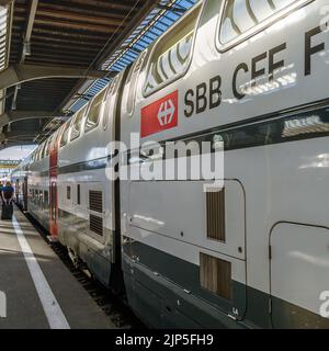 ZÜRICH, SCHWEIZ - 3. SEPTEMBER 2013: Züge am Bahnhof Zürich, Schweiz Stockfoto