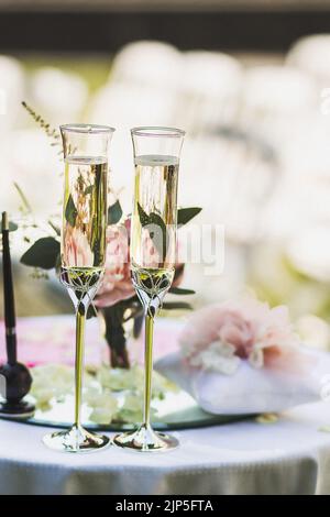Zwei Champagner-Hochzeitsgläser auf dem Tisch. Stockfoto