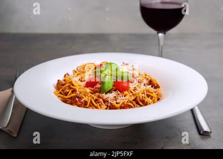 Italienische Spaghetti im Bolognese-Stil mit Rotwein Stockfoto