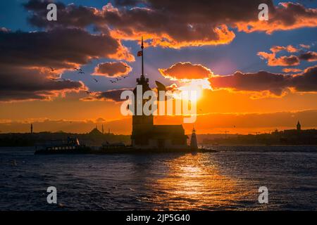 Toller Sonnenuntergang am Maiden Tower. Der Maiden-Turm ist ein Wahrzeichen der Skyline Istanbuls und blickt auf eine reiche Geschichte zurück, die bis ins 4. Jahrhundert zurückreicht. Stockfoto