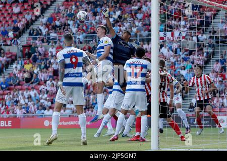 Der Torhüter der Queens Park Rangers, Seny Dieng, schlägt den Ball während des Sky Bet Championship-Spiels im Stadium of Light, Sunderland, frei. Bilddatum: Samstag, 13. August 2022. Stockfoto