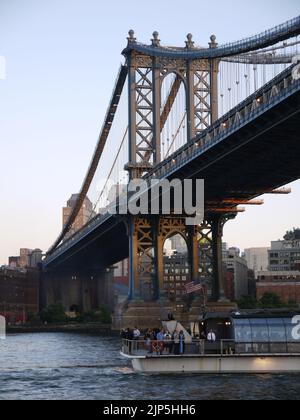 Dinner Kreuzfahrt Schiff Celestial unter der Manhattan Bridge, East River, New York City, Juni 2012 Stockfoto