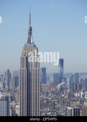 Das One World Trade Center & 4 WTC wird hinter dem Empire State Building gebaut, von oben aus gesehen, Juni 2012 Stockfoto