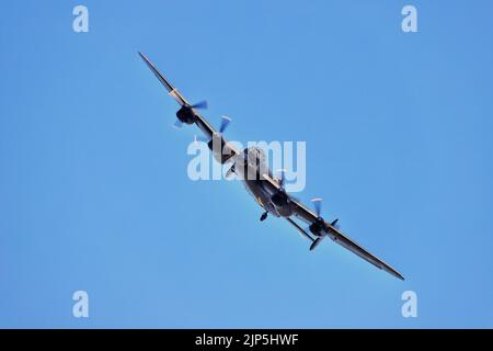 Ein Avro Lancaste rBomber macht einen Flipper beim Yorkshire Kriegserlebnis in Hunsworth, nahe Bradford, West Yorkshire Stockfoto