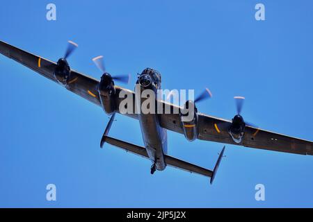 Ein Avro Lancaste rBomber macht einen Flipper beim Yorkshire Kriegserlebnis in Hunsworth, nahe Bradford, West Yorkshire Stockfoto