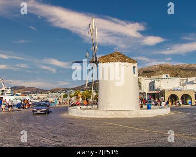 Blick auf eine alte Windmühle im Dorf Parikia auf der Insel Paros, Griechenland Stockfoto