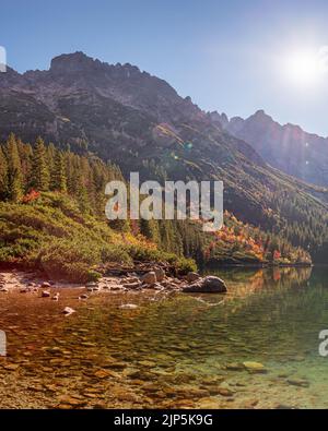 Tatra-Nationalpark, Polen. Berge See Morskie Oko oder Auge des Meeres im Herbst. Wunderschöne Tatra Landschaft. Stockfoto