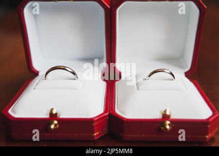 Zwei Eheringe in roten Holzkisten. Stockfoto