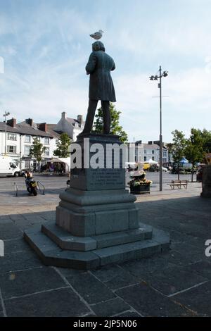 Seagull saß auf der Lloyd George Statue in Caernarfon, Gwynedd, Wales, Großbritannien Stockfoto