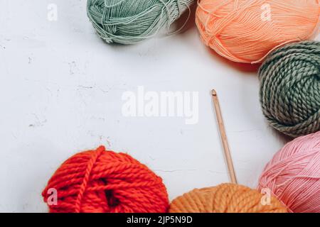 Basteln Sie Hobby Hintergrund mit Garn in Herbstfarben. Recompoting, entstressen Hobby für den kalten Herbst . Mock-up, Kopierbereich, Draufsicht Stockfoto