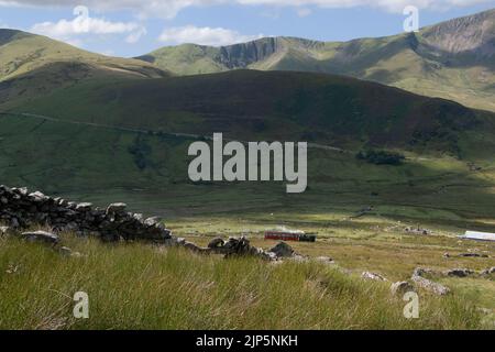 Die Snowdon Mountain Railway vom Llanberis Path, Snowdonia, Wales, Großbritannien. Stockfoto