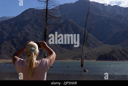 Blonde Frau, die ein Foto in einer wunderschönen Landschaft. Stockfoto