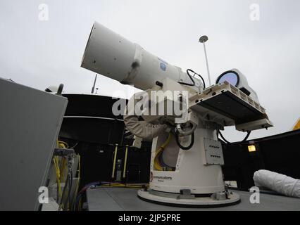 Das Laser Weapon System (Gesetze) wird vorübergehend an Bord der USS Dewey installiert. (8634864589) Stockfoto