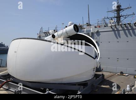 Das Laser Weapon System (Gesetze) wird vorübergehend an Bord der USS Dewey installiert. (8634865121) Stockfoto