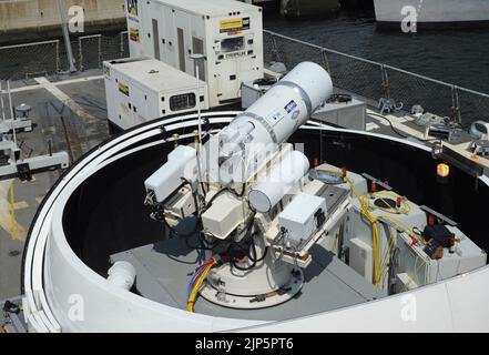 Das Laser Weapon System (Gesetze) wird vorübergehend an Bord der USS Dewey installiert. (8635970792) Stockfoto