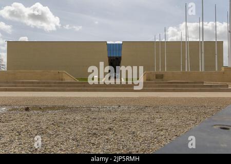 Das berühmte Memorial de Caen in der Normandie, Frankreich mit einem wunderschönen Himmel im Hintergrund Stockfoto