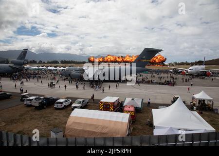 Die Teilnehmer der Air Show versammeln sich, um eine gemeinsame Demonstration der Air-Ground Task Force während der Kaneohe Bay Air Show 2022, Marine Corps Air Station Kaneohe Bay, Marine Corps Base Hawaii, 13. August 2022, zu sehen. Die Flugshow bot die Gelegenheit, die Fähigkeiten einer gemeinsamen Truppe in der Indo-Pazifik-Region zu demonstrieren. Die Kaneohe Bay Air Show, die Luftaufführungen, statische Displays, Demonstrationen und Händler beinhaltete, wurde entwickelt, um die Wertschätzung von MCBH für die Bewohner von Hawaii und ihre fortgesetzte Unterstützung der Installation auszudrücken. (USA Marine Corps Foto von Lance CPL. Isaiah Hill) Stockfoto