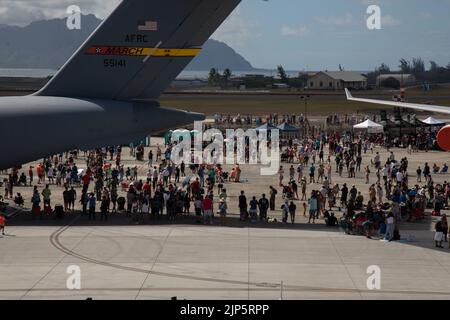 Die Teilnehmer der Flugschau treffen sich zur Kaneohe Bay Air Show 2022, Marine Corps Air Station Kaneohe Bay, Marine Corps Base Hawaii, 13. August 2022. Die Air Show wurde veranstaltet, damit die lokale Gemeinde, die Servicemitarbeiter und die Bewohner des MCBH während einer Weltklasse-Veranstaltung miteinander interagieren konnten. Die Kaneohe Bay Air Show, die Luftaufführungen, statische Displays, Demonstrationen und Händler beinhaltete, wurde entwickelt, um die Wertschätzung von MCBH für die Bewohner von Hawaii und ihre fortgesetzte Unterstützung der Installation auszudrücken. (USA Marine Corps Foto von Lance CPL. Isaiah Hill) Stockfoto