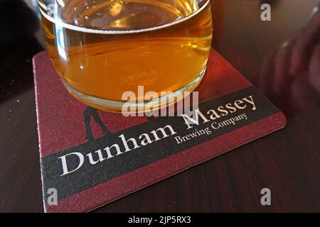 Beermat im Brauereihahn, Dunham Massey Brewing Company, 18 Bridgewater St, Lymm, Warrington, Cheshire, ENGLAND, GROSSBRITANNIEN, WA13 0AB Stockfoto