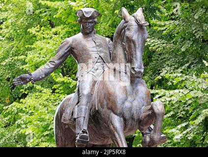 Statue von Paul Revere auf dem Boston Freedom Trail historischer Touristenpfad mit grünem Hintergrund, Boston, USA Stockfoto