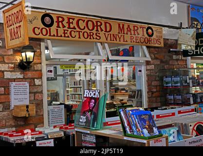 Sammler Vinyl im Record Mart, einem unabhängigen Platten- und Vinylladen Dagfields, in der Nähe von Audlem, Nantwich, Crewe, Cheshire, ENGLAND, GROSSBRITANNIEN, CW5 7LG Stockfoto