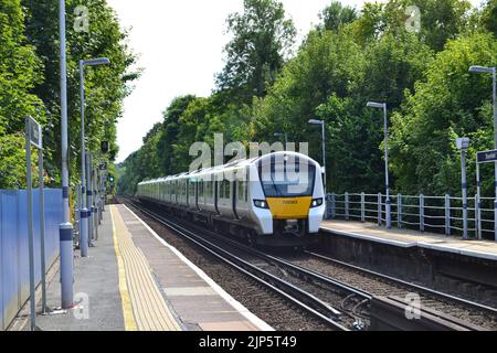 Thameslink Zug auf Sevenoaks nach London Blackfriars Linie Ankunft in Shoreham Dorf Station im Darent Valley, Kent. Beliebtes Dorf mit Pubs Stockfoto