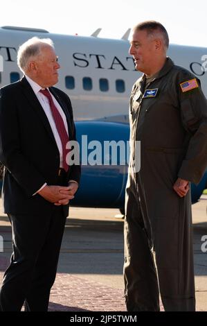 General Mike Minihan, Kommandant des Air Mobility Command, begrüßt Frank Kendall, Sekretär der Luftwaffe bei seiner Ankunft auf der Scott Air Force Base, Illinois, am 10. August 2022. Die SecAF nahm an mehreren Engagements Teil, in denen hervorgehoben wurde, wie Mobilität das sinnvolle Manöver ist, um die Joint Force in den zukünftigen Kampf zu bringen. Mobility Airmen fördert die Letalität der Joint Force durch Rapid Global Mobility, die die richtigen Effekte zur richtigen Zeit am richtigen Ort liefert. (USA Luftwaffe Foto von Airman 1. Klasse Mark Sulaica) Stockfoto