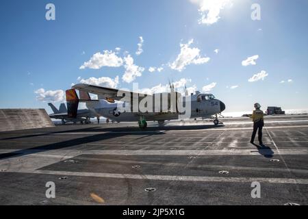 220813-N-EL850-2387 ATLANTIK (AUG 13, 2022) Ein C-2 Greyhound, angeschlossen an Fleet Logistics Support Squadron (VRC) 40, führt Flugoperationen an Bord des Nimitz-Klasse Flugzeugträgers USS George H.W. durch Bush (CVN 77), 13. August 2022. The George H.W. Die Bush Carrier Strike Group (CSG) ist ein integriertes Kampfwaffensystem, das überlegene Kampffähigkeit bietet, um Amerikas Gegner zur Unterstützung der nationalen Sicherheit abzuschrecken und erforderlichenfalls zu besiegen. Carrier Air Wing (CVW) 7 ist die offensive Luft- und Schlagkomponente von CSG-10 und der George H.W. Bush CSG. Die Staffeln von CVW-7 sind Strike Fight Stockfoto