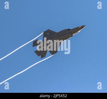 Ein F-35A Lightning II kommt am 1. August auf der Edwards Air Force Base in Kalifornien an. Das Flugzeug, die Air Force Seriennummer 338, ist das erste von sechs F-35s, die das 461. Flight Test Squadron und F-35 Lightning II Integrated Test Force in den nächsten Jahren erhalten werden. Die aufgerüstete Flotte wird zum Testen der Konfigurationen Technical Refresh 3 und Block 4 des neuesten Kämpfers der Luftwaffe verwendet, die taktische und operative Vorteile gegenüber Wettbewerbern der Konkurrenz schaffen werden. (Luftwaffe Foto von Chase Kohler) Stockfoto