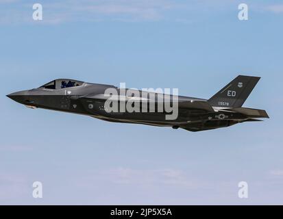 Ein F-35A Lightning II kommt am 1. August auf der Edwards Air Force Base in Kalifornien an. Das Flugzeug, die Air Force Seriennummer 338, ist das erste von sechs F-35s, die das 461. Flight Test Squadron und F-35 Lightning II Integrated Test Force in den nächsten Jahren erhalten werden. Die aufgerüstete Flotte wird zum Testen der Konfigurationen Technical Refresh 3 und Block 4 des neuesten Kämpfers der Luftwaffe verwendet, die taktische und operative Vorteile gegenüber Wettbewerbern der Konkurrenz schaffen werden. (Luftwaffe Foto von Chase Kohler) Stockfoto