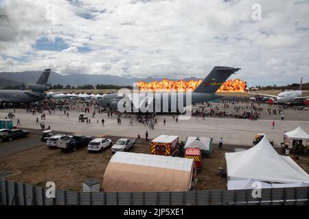 Die Teilnehmer der Air Show versammeln sich, um eine gemeinsame Demonstration der Air-Ground Task Force während der Kaneohe Bay Air Show 2022, Marine Corps Air Station Kaneohe Bay, Marine Corps Base Hawaii, 13. August 2022, zu sehen. Die Flugshow bot die Gelegenheit, die Fähigkeiten einer gemeinsamen Truppe in der Indo-Pazifik-Region zu demonstrieren. Die Kaneohe Bay Air Show, die Luftaufführungen, statische Displays, Demonstrationen und Händler beinhaltete, wurde entwickelt, um die Wertschätzung von MCBH für die Bewohner von Hawaii und ihre fortgesetzte Unterstützung der Installation auszudrücken. (USA Marine Corps Foto von Lance CPL. Isaiah Hill) Stockfoto